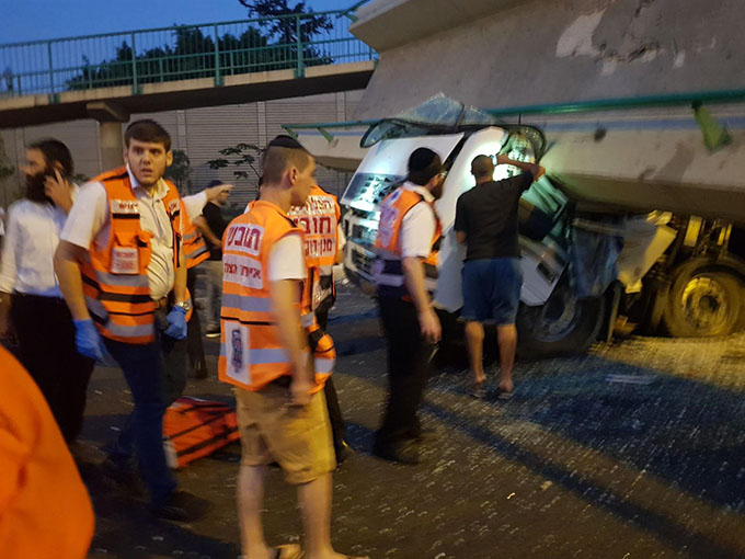 جسر مشاة ينهار على شاحنة على شارع 4 بالقرب من مدينة بني براك